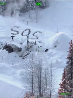Mắc kẹt 23 ngày, người đàn ông được cứu hộ nhờ viết chữ ‘SOS’ trên tuyết