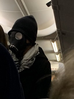 Bị đuổi xuống máy bay vì đeo mặt nạ phòng hơi độc