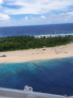 Ba người được cứu khỏi hoang đảo nhờ viết chữ SOS trên cát