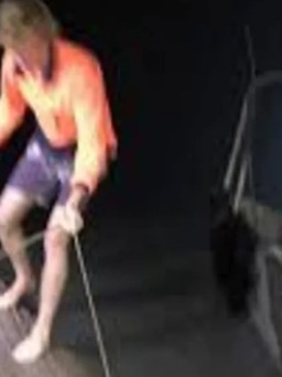 Người đàn ông mạo hiểm dùng cá sấu để ‘lướt ván’ ở Úc