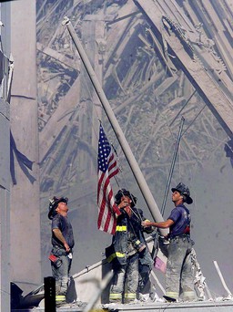 Hành trình kỳ lạ của lá quốc kỳ Mỹ từng bất khuất tung bay tại hiện trường vụ khủng bố 11.9