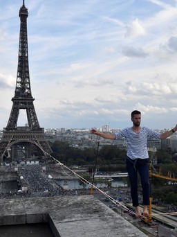 Thót tim cảnh mạo hiểm đi dây từ tháp Eiffel qua sông Seine