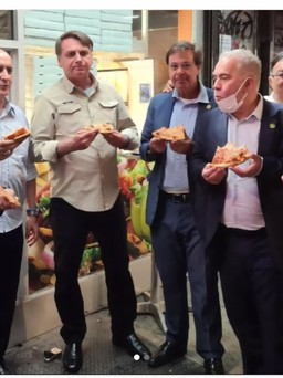 Chưa tiêm vắc xin Covid-19, tổng thống Brazil đứng ăn pizza trên vỉa hè New York