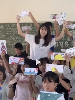 ‘Cô giáo thôn quê đẹp nhất’ Trung Quốc bị tố làm từ thiện trái phép