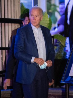 Tổng thống Biden và phu nhân vi phạm quy định đeo khẩu trang