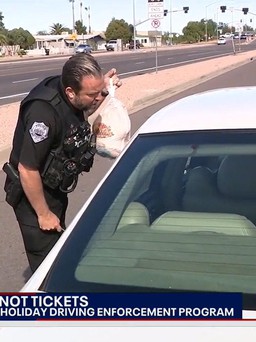 Bị CSGT dừng xe, nhiều tài xế Mỹ bất ngờ vì được tặng thịt gà