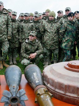 Mỹ chuyển vũ khí, đạn dược cho Ukraine