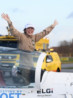 Nữ phi công 19 tuổi hoàn tất chuyến bay vòng quanh thế giới một mình