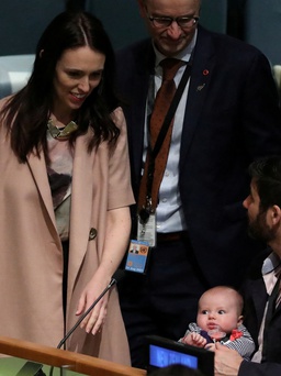 Nữ Thủ tướng New Zealand nói 'đời là thế' khi hoãn kết hôn vì Omicron