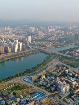Trung Quốc phong tỏa thành phố gần Việt Nam vì hàng chục ca Covid-19