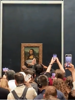 Bức ‘Nàng Mona Lisa’ bị người đàn ông cải trang thành bà cụ tấn công