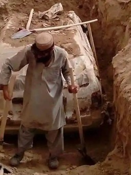 Taliban khai quật xe của thủ lĩnh sáng lập