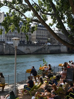 Du khách Mỹ bị hiếp dâm trong nhà vệ sinh công cộng ở Paris