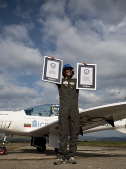 Một mình bay vòng quanh thế giới, chàng trai 17 tuổi phá kỷ lục của chị