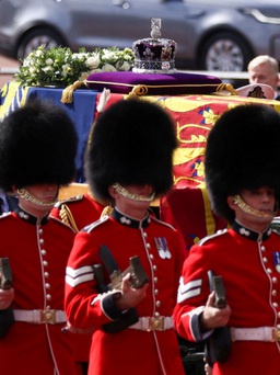 CHÙM ẢNH: Linh cữu Nữ hoàng Elizabeth II được rước đến Cung điện Westminster