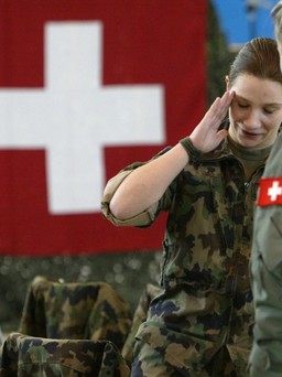 Lo thiếu quân, Thụy Sĩ cân nhắc nghĩa vụ quân sự đối với nữ