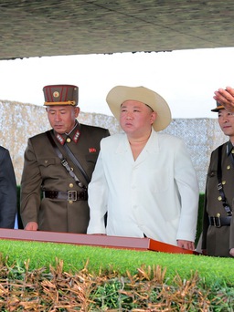 Triều Tiên công bố loạt ảnh ông Kim Jong-un thị sát phóng tên lửa, diễn tập quân sự