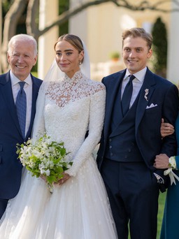 Tổng thống Biden làm lễ cưới cho cháu nội tại Nhà Trắng