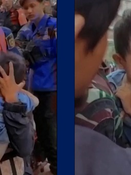 Bé 5 tuổi sống sót sau 2 ngày bị chôn vùi trong động đất ở Indonesia