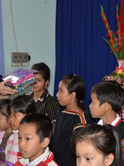 Hoa hậu Kỳ Duyên tặng quà cho học sinh nghèo Đắk Lắk