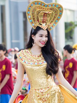 Á hậu Phạm Hương làm nóng Carnaval đường phố Quảng Bình