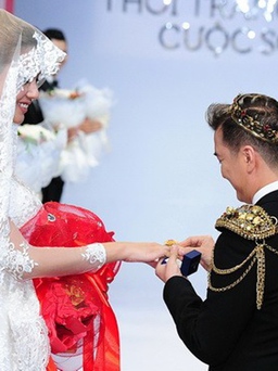 Đàm Vĩnh Hưng tặng nhẫn 'khủng', cầu hôn Hoàng Yến trên sàn catwalk