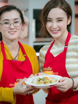 Angela Phương Trinh thích thú vào bếp cùng mẹ