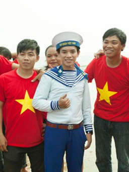‘Hotboy kẹo kéo’ tích góp tiền làm MV Biển đảo Việt Nam