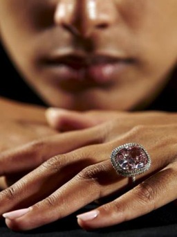 Chi 28 triệu USD để mua viên kim cương hồng