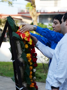 Thanh niên Việt Nam dâng hoa tại tượng đài Hồ Chí Minh ở Cuba