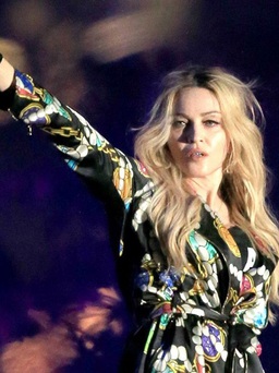 Madonna hát 'Like a prayer' tưởng nhớ nạn nhân vụ khủng bố ở Paris