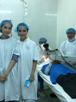 Đặng Thu Thảo và Dương Trương Thiên Lý tài trợ bệnh nhân đục thủy tinh thể