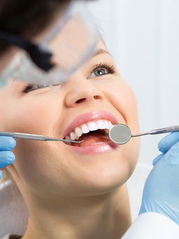Bọc răng sứ lợi hại ra sao?