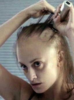 Mỹ nhân Penelope Cruz gây sốc với hình ảnh đầu trọc lóc