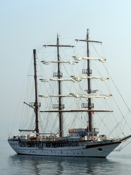 Tàu buồm hải quân 286 Lê Quý Đôn thượng cờ