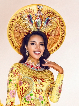 Khả Trang tự tin 'chinh chiến' Miss Eco Universe ở Ai Cập