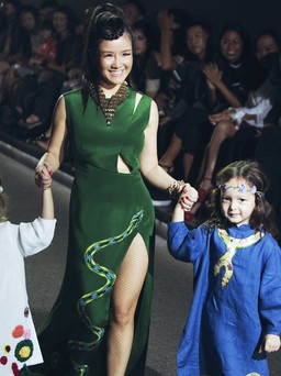Ca sĩ Hồng Nhung mang hai thiên thần lai lên sàn diễn catwalk