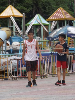 Trẻ thành phố nghỉ hè, cũng không thoát cảnh bị bắt... học thêm