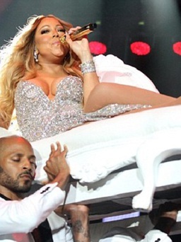 'Bỏng' mắt với vòng một của Mariah Carey trên sân khấu