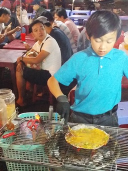 Xúc động bé trai 10 tuổi bán bánh tráng nướng giúp mẹ ở chợ Đà Lạt