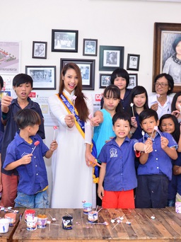 Lilly Nguyễn giản dị áo dài trắng đi từ thiện