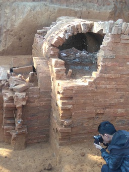 Khai quật 2 mộ cổ ở Đông Triều