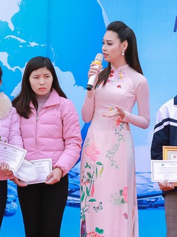 Hoa hậu biển Thùy Trang duyên dáng áo dài trong vòng vây sinh viên