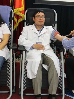 Những thầy thuốc hiến máu cứu người