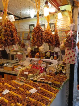 Người Việt thưởng thức ẩm thực đường phố Algeria