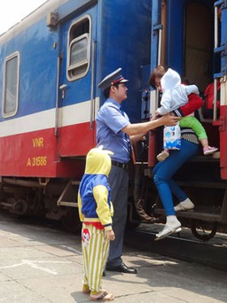 Người đi tàu chú ý đường sắt sẽ soát vé tự động từ 15.12