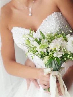 Đám cưới phải tạm dừng vì cô dâu dị ứng nặng với... hoa cưới