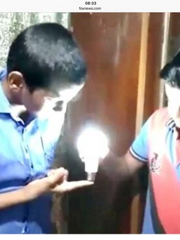 Cậu bé Ấn Độ dùng tay thắp sáng bóng đèn LED