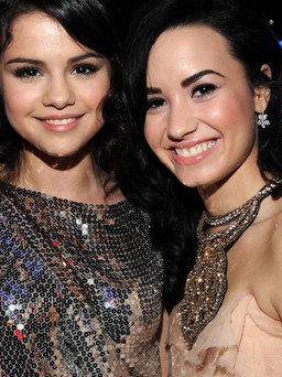 Selena Gomez bàng hoàng trước tin Demi Lovato sốc ma túy