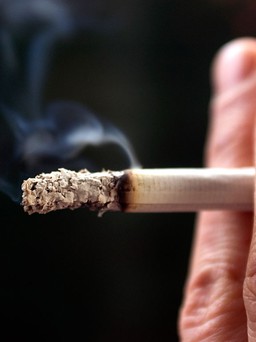 Hít khói thuốc cũng làm tăng rủi ro hụt hơi ở trẻ em